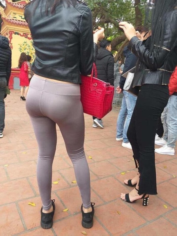 Trước đó từng có nhiều trường hợp không chỉ du khách nước ngoài mà cả người Việt Nam cũng khiến dân tình hoang mang với loạt outfit kiệm vải hoặc quá bó khi đi đến nơi tôn nghiêm. Điều này không chỉ mang đến cái nhìn khó chịu khi thiếu tôn trọng tín ngưỡng văn hóa mà còn làm ảnh hưởng, gây mất tập trung đến người xung quanh.