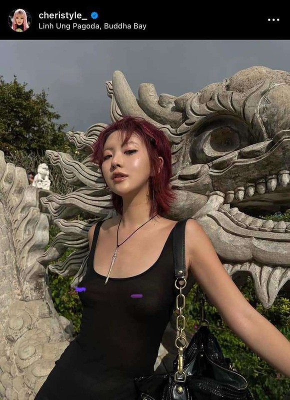 Mới đây, nữ stylist người Hàn (được cho là định hình phong cách của nhóm nhạc Leserafilm) đã gây tranh cãi khi đăng bộ ảnh chụp tại chùa Linh Ứng, Đà Nẵng với trang phục xuyên thấu lộ cả vòng 1.