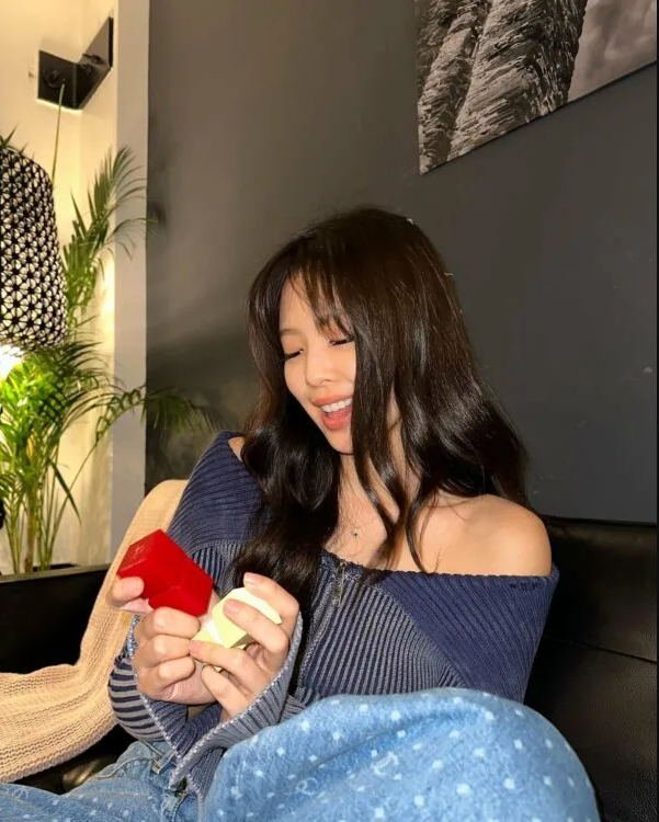 Jennie còn có một chiếc áo len trễ vai màu xanh với đường khóa kéo ở phía trước. mẫu áo này có phom ôm hơn nên phù hợp với những cô nàng nhỏ nhắn . Ngoài ra, gam màu xanh dương cũng giúp nước da của người mặc trông sáng hơn rất nhiều.