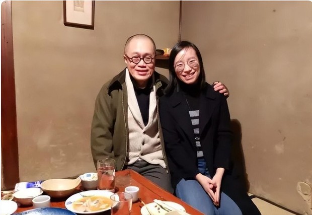 Thanh Vân bên cạnh bố.