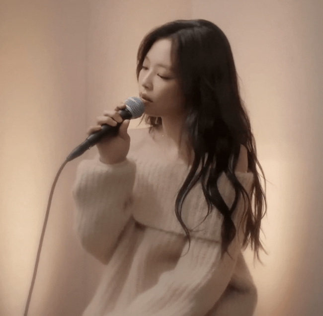 Mới đây, Jennie đã ''gây sốt'' với diện mạo ngọt ngào khi mặc chiếc áo len trễ vai dáng rộng màu be sáng. Ngay sau đó, dáng áo này liền trở thành item được hội chị săn tìm rầm rộ để có thể sở hữu cho bản thân. Với phom oversized, chiếc áo này không chỉ thoải mái, mà còn giúp nàng che được vòng 2 ''bánh mì'' nữa đó.