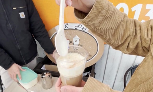 Cẩn thận pha từng ly cà phê muối.