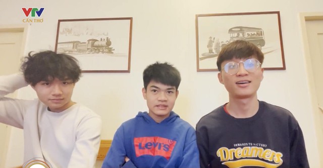 3 chàng du học sinh dự định sang năm sẽ bán thêm món bánh mỳ thịt xiên.