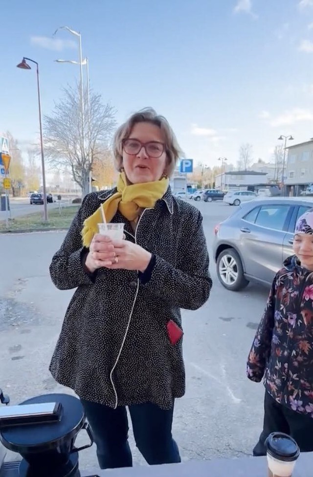 Những vị khách rất yêu thích món cà phê muối.