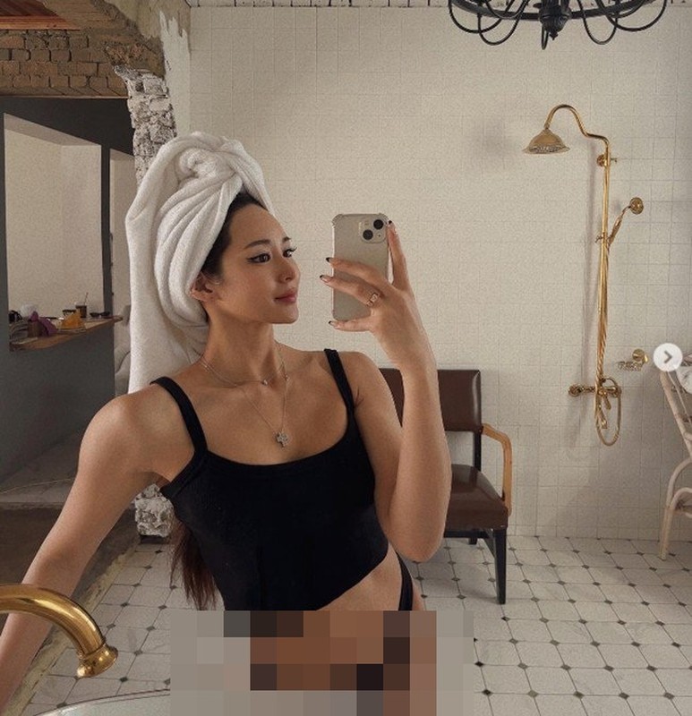 Cô từng tham gia một số cuộc thi về thể hình, ghi điểm bởi cơ bắp siêu săn chắc, đối lập hoàn toàn với gương mặt thanh tú, xinh xắn.