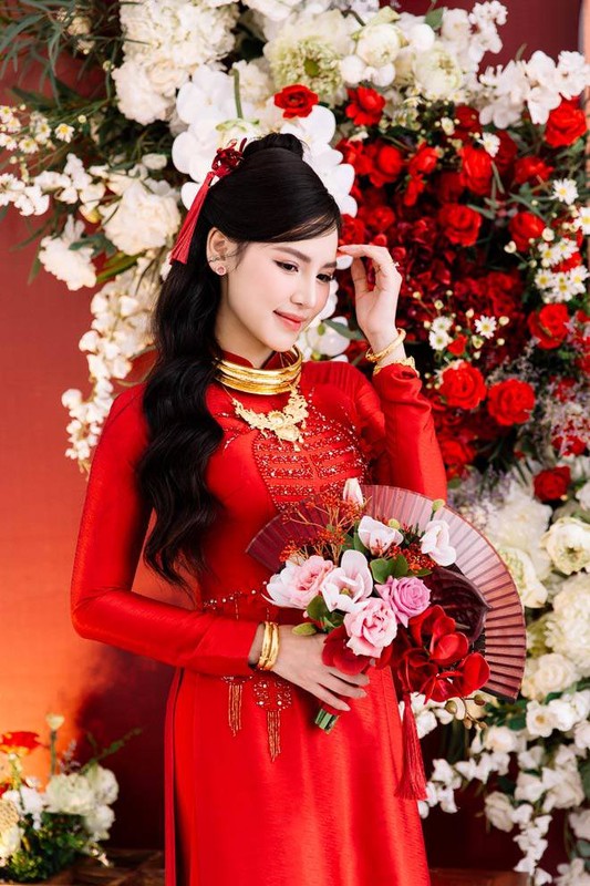 Mới đây, trên trang cá nhân, Đặng Ngân bất ngờ chia sẻ hình ảnh theo chồng về dinh.