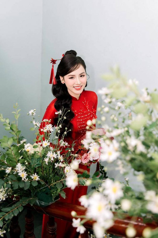 Trong bộ váy cưới lộng lẫy, cô dâu Đặng Ngân khoe nhan sắc đẹp lung linh. Điều khiến nhiều người tò mò là nàng “hot girl World Cup” luôn giấu kín diện mạo chú rể.