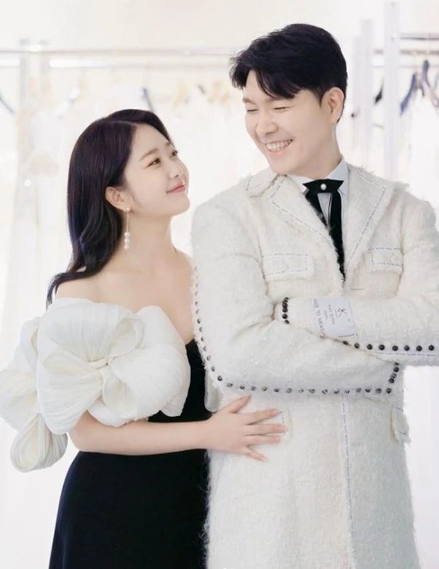 Nam danh hài cưới vợ kém 23 tuổi vào cuối năm 2022. Truyền thông Hàn cho biết Kim Da Ye luôn đồng hành bên chồng trong quãng thời gian kiện tụng khó khăn