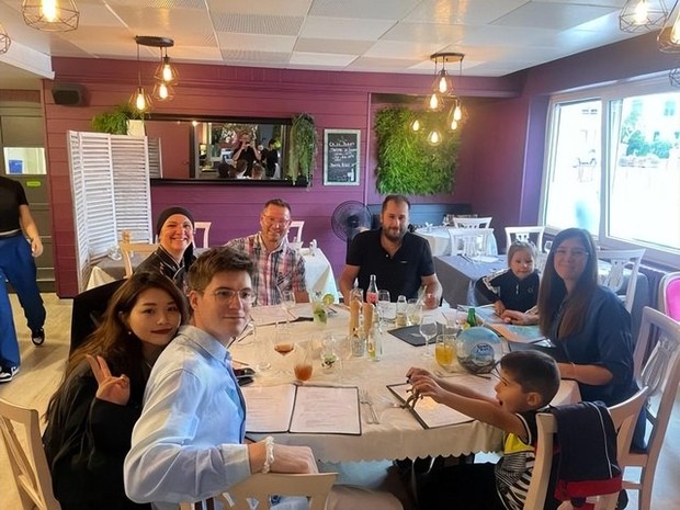 Gia đình nhà chồng Zoey bên Pháp