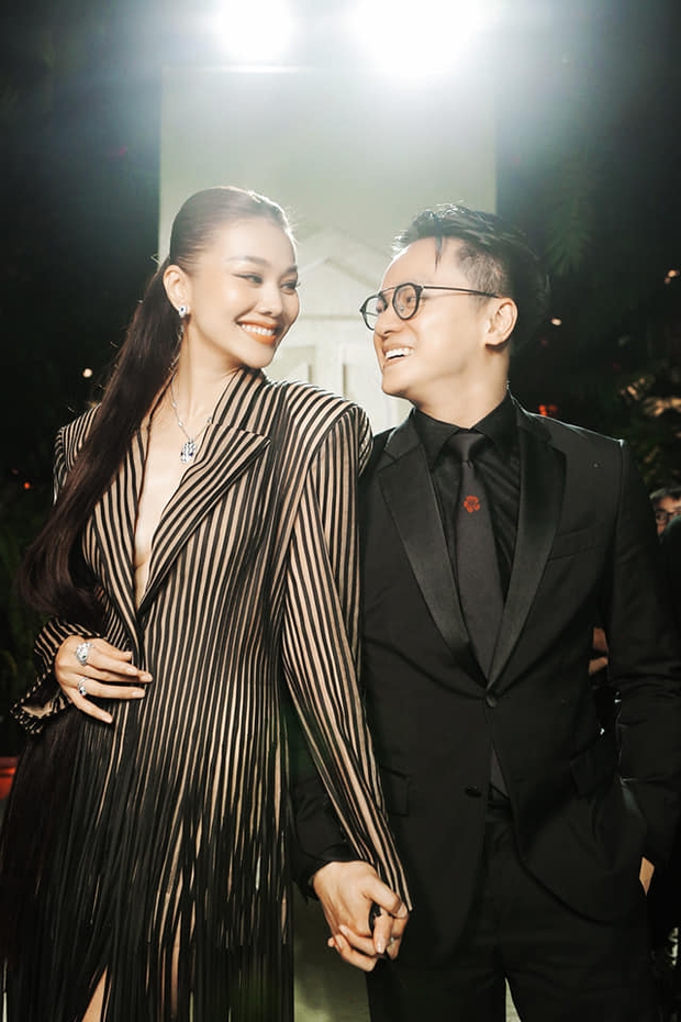 Mỗi lần sánh đôi tại sự kiện, cả hai không ngại thể hiện tình cảm ngọt ngào