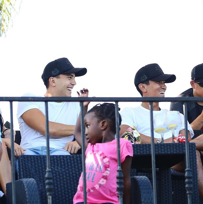 Danial và Mateen là bạn từ thuở nhỏ và giữ mối quan hệ thân thiết cho đến tận thời điểm hiện tại