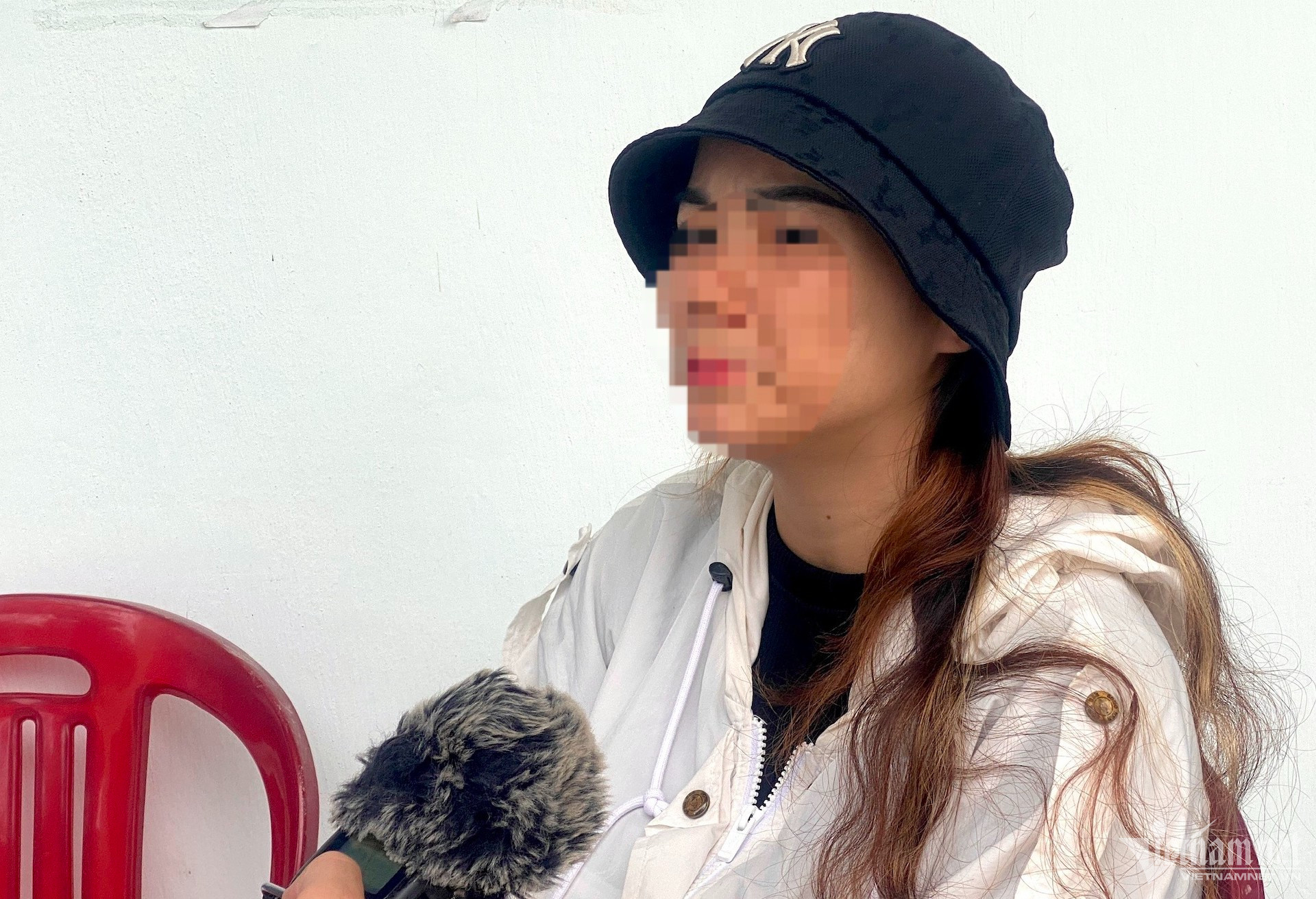 Chị Đặng Thị Thảo Sương kể lại vụ việc. Ảnh: Diễm Phúc