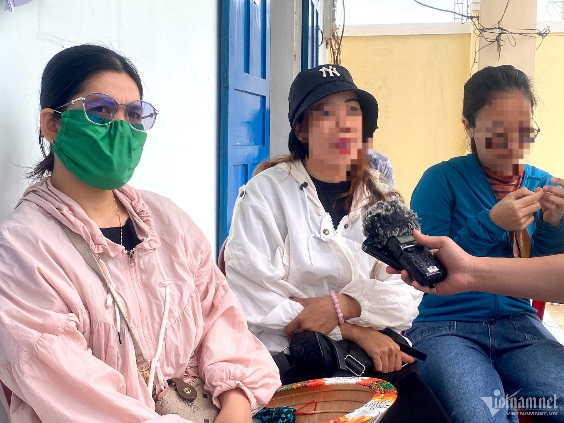 Người dân bức xúc về việc bà Hà Thị Thơm không trả tiền. Ảnh: Diễm Phúc