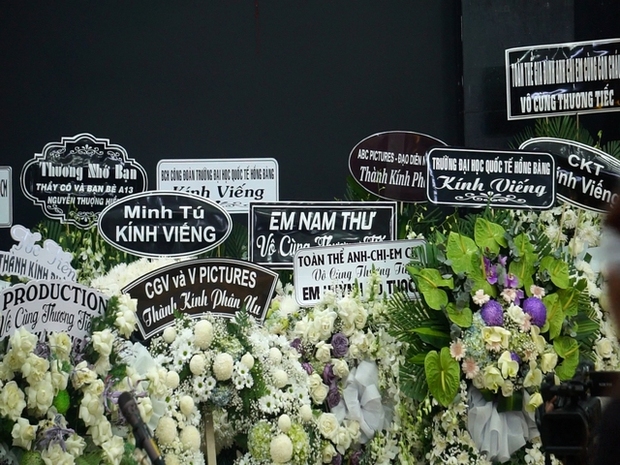 Minh Tú, Nam Em và nhiều đồng nghiệp gửi vòng hoa viếng tiễn biệt ca sĩ Huỳnh Vũ Thạch