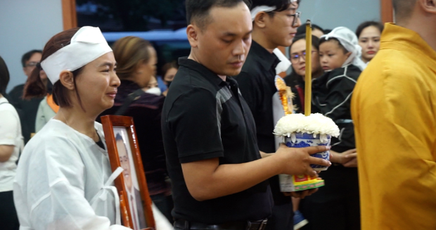 Vợ ca sĩ Huỳnh Vũ Thạch bật khóc ôm di ảnh