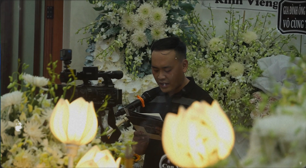 Em trai của ca sĩ Huỳnh Vũ Thạch đọc điều văn. Khoảnh khắc vợ của Huỳnh Vũ Thạch ôm di ảnh khiến nhiều người nghẹn lòng