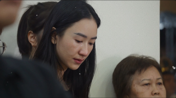 Cô không giấu được sự xúc động khi tiễn biệt người đồng nghiệp đáng quý trong nghề