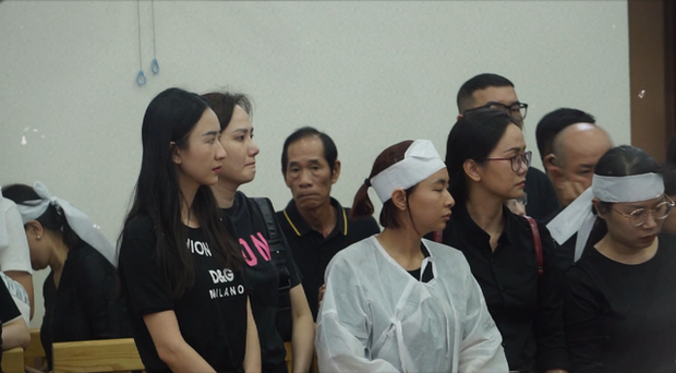 Á hậu Hà Thu có mặt trực tiếp tại lễ đưa tang sáng nay