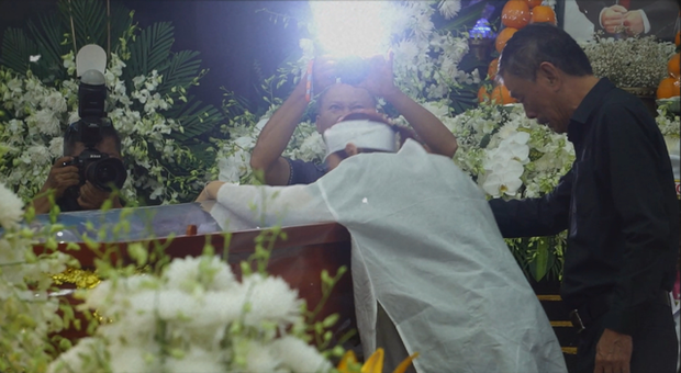 Vợ và bố của Huỳnh Vũ Thạch nghẹn ngào trong giây phút cuối bên linh cữu của cố ca sĩ