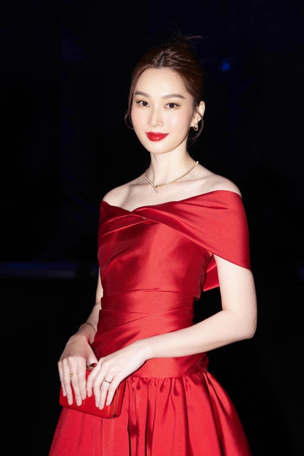 Đặng Thu Thảo đăng quang Hoa hậu Việt Nam 2012. Thời điểm đó, cô 21 tuổi, là sinh viên trường Đại học Tây Đô, TP Cần Thơ