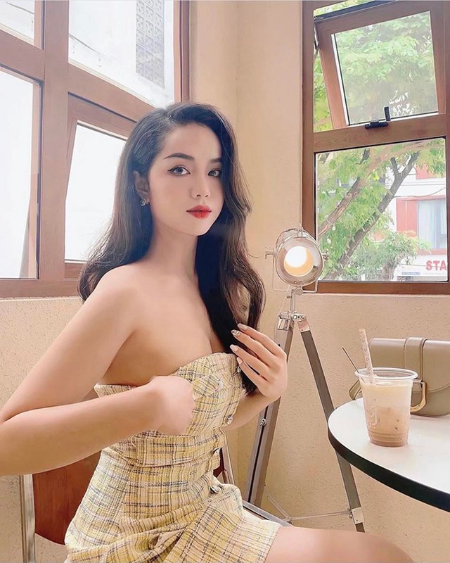 Bên ngoài, Thiện Mỹ theo đuổi phong cách thời trang trưởng thành, nữ tính.