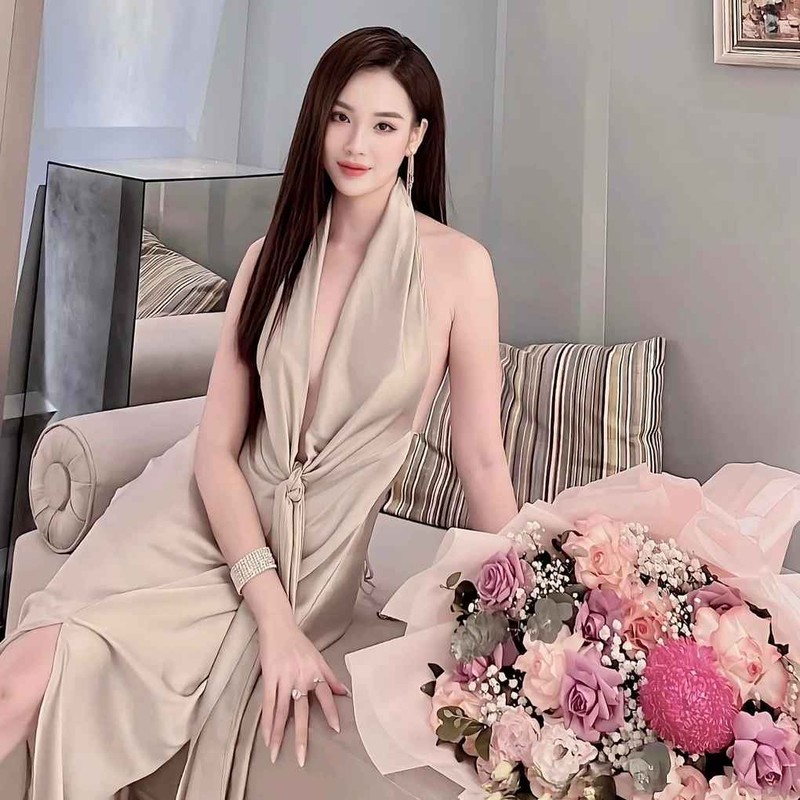 Ngọc Mai không ngại khoe đường cong nóng bỏng khi diện mẫu áo tắm hai mảnh quyến rũ. Nữ tiếp viên hàng không gốc Hải Phòng chú trọng đến vấn đề ăn uống, tập luyện để giữ gìn vóc dáng đẹp.