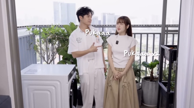 Ban công có nhiều cây xanh, view hướng về thành phố bên trong nhà GinPu