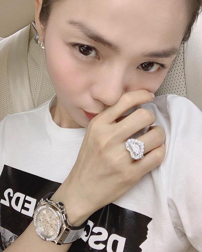 Nữ ca sĩ cũng có niềm đam mê với trang sức kim cương kích cỡ khủng