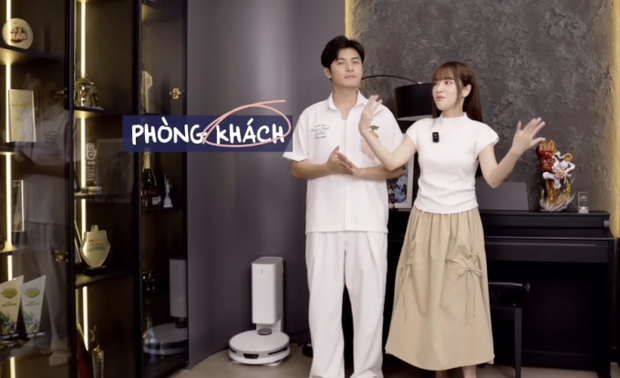 Puka tự hào khoe góc tủ có trưng bày nhiều giải thưởng của cả hai, bên cạnh là chiếc đàn piano để Gin Tuấn Kiệt sáng tác nhạc