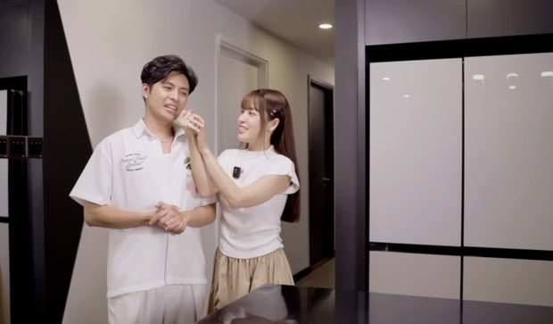 Nhà của cặp đôi có màu trắng - xám chủ đạo, đồ vật được sắp xếp vào các hệ tủ và hạn chế trưng bày ra ngoài