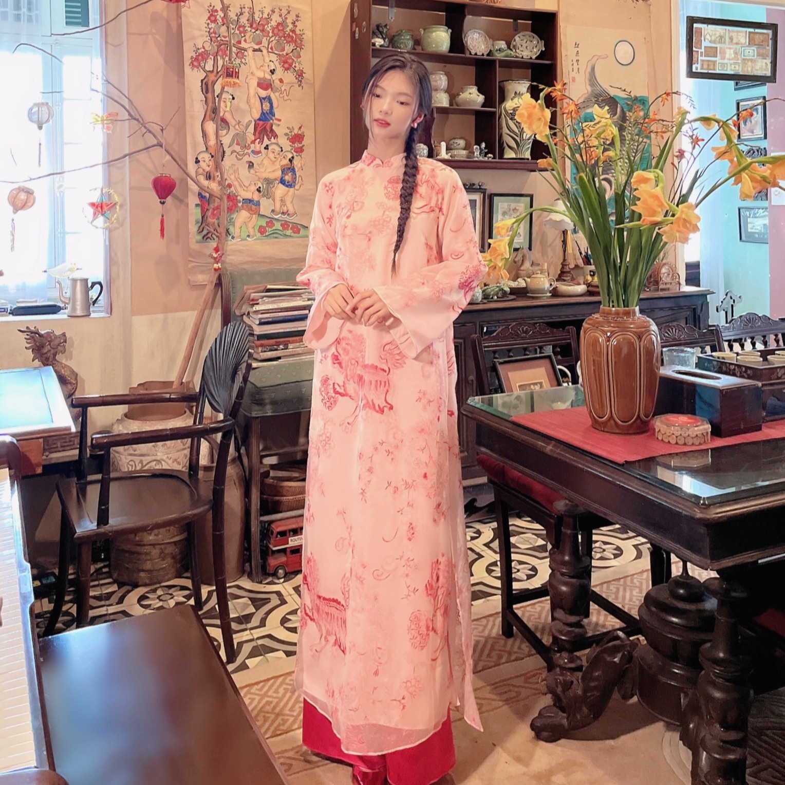 Là một local brand khởi xướng xu hướng áo dài thêu hồng sư, Xéo Xọ cũng đặt tên cho thiết kế này là 