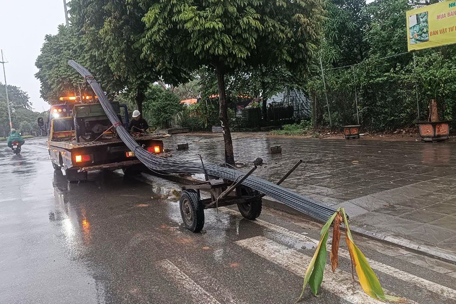 Chiếc xe tự chế bị tạm giữ sau vụ tai nạn giao thông trên đường Trịnh Văn Bô (quận Nam Từ Liêm)