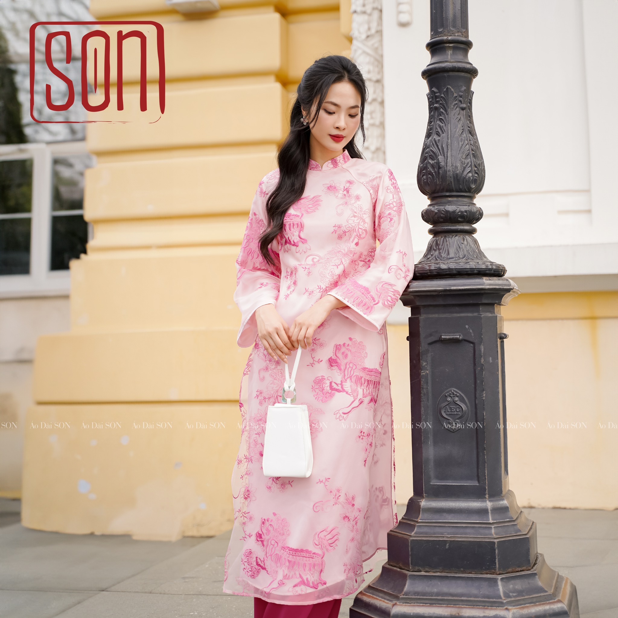 Mẫu áo thêu của Áo dài Son có tên 