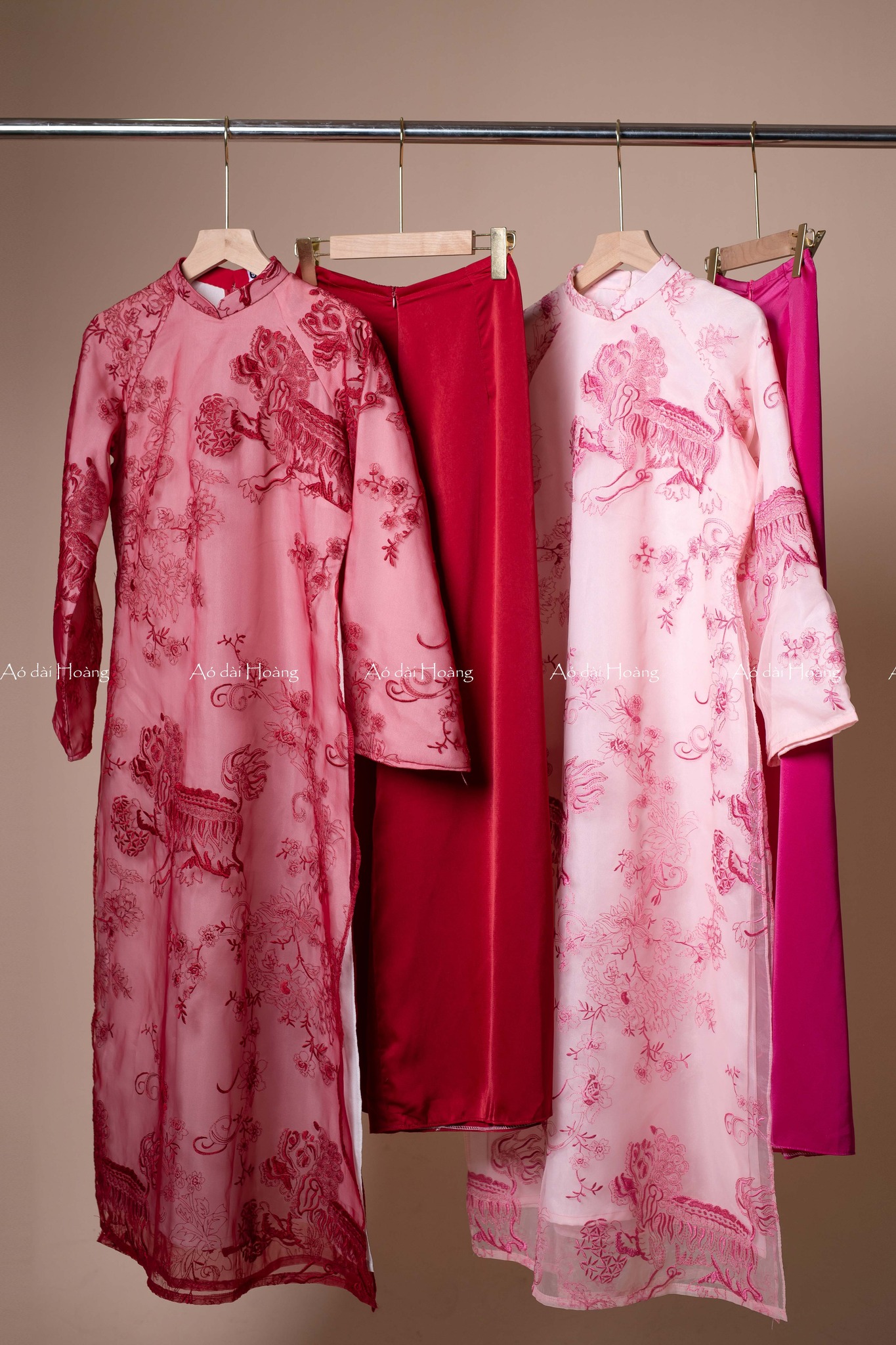 Riêng Áo dài Hoàng lại có hai phiên bản đỏ và hồng để các nàng lựa chọn. Thiết kế vẫn nổi bật với những họa tiết thêu sắc nét. Nếu như thiết kế màu hồng mang đến nét dịu dàng yểu điệu, thì gam màu đỏ lại gây ấn tượng với vẻ sang chảnh, kiêu kỳ có phần sắc sảo hơn. Thiết kế được bán với giá 690.000 VNĐ.