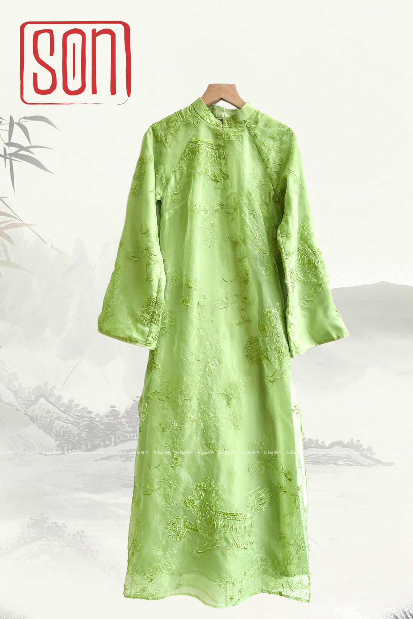 Áo dài Son cũng có mẫu tương tự nhưng dáng áo có độ rộng vừa phải để tôn dáng ngay cả với nàng sở hữu chiều cao khiêm tốn.