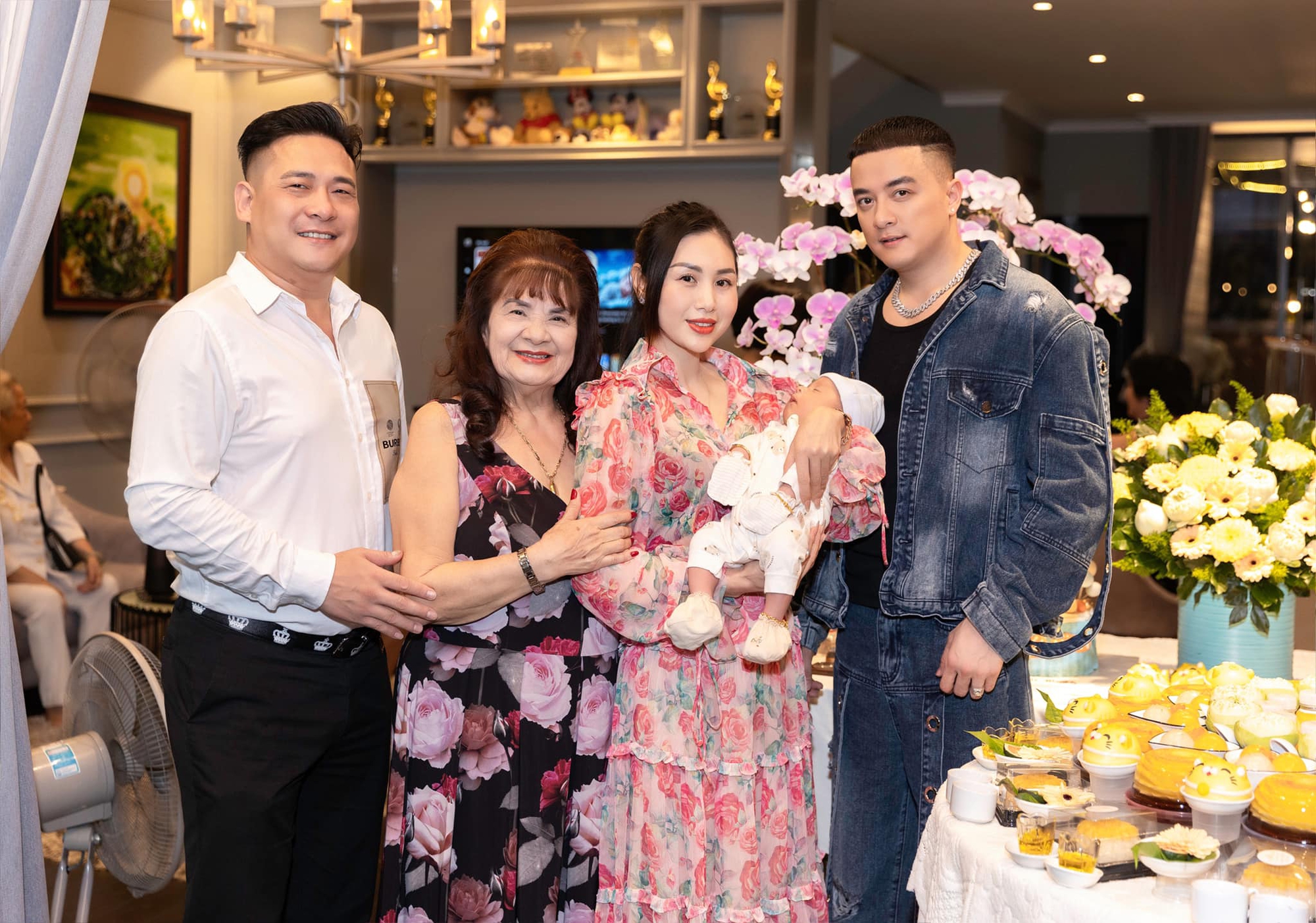 Cao Thái Sơn và gia đình trong ngày đầy tháng cho con