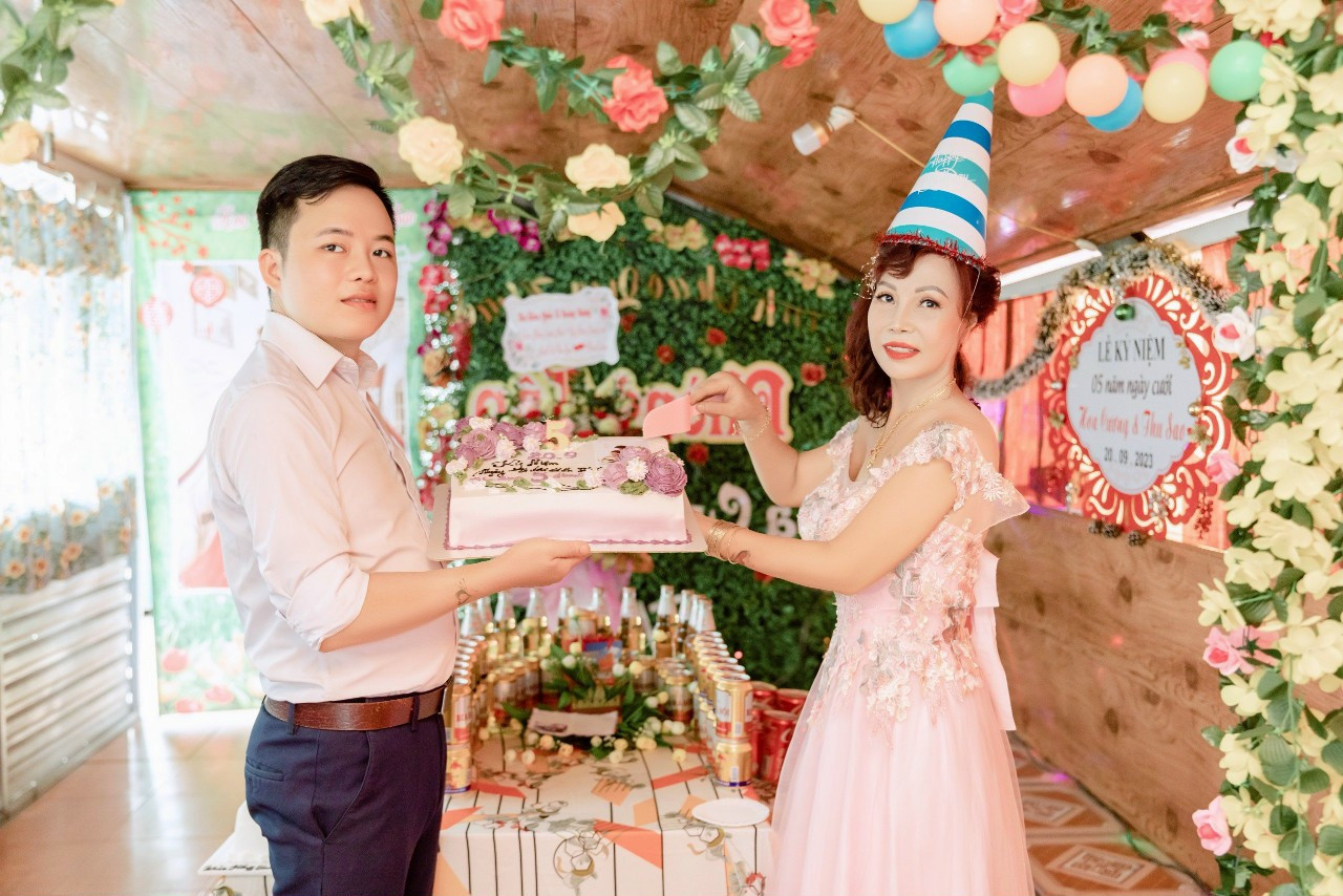 Mỗi năm, vợ chồng chị Sao đều tổ chức lễ kỷ niệm ngày cưới