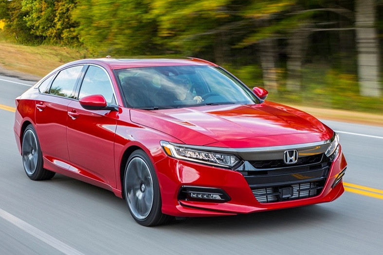 Honda Accord có giá bán cao hơn hẳn so với các đối thủ trong phân khúc sedan cỡ D. 