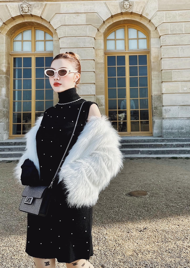 Nữ ca sĩ thường xuyên du lịch và gây trầm trồ bởi đồ hiệu đắt đỏ trên người