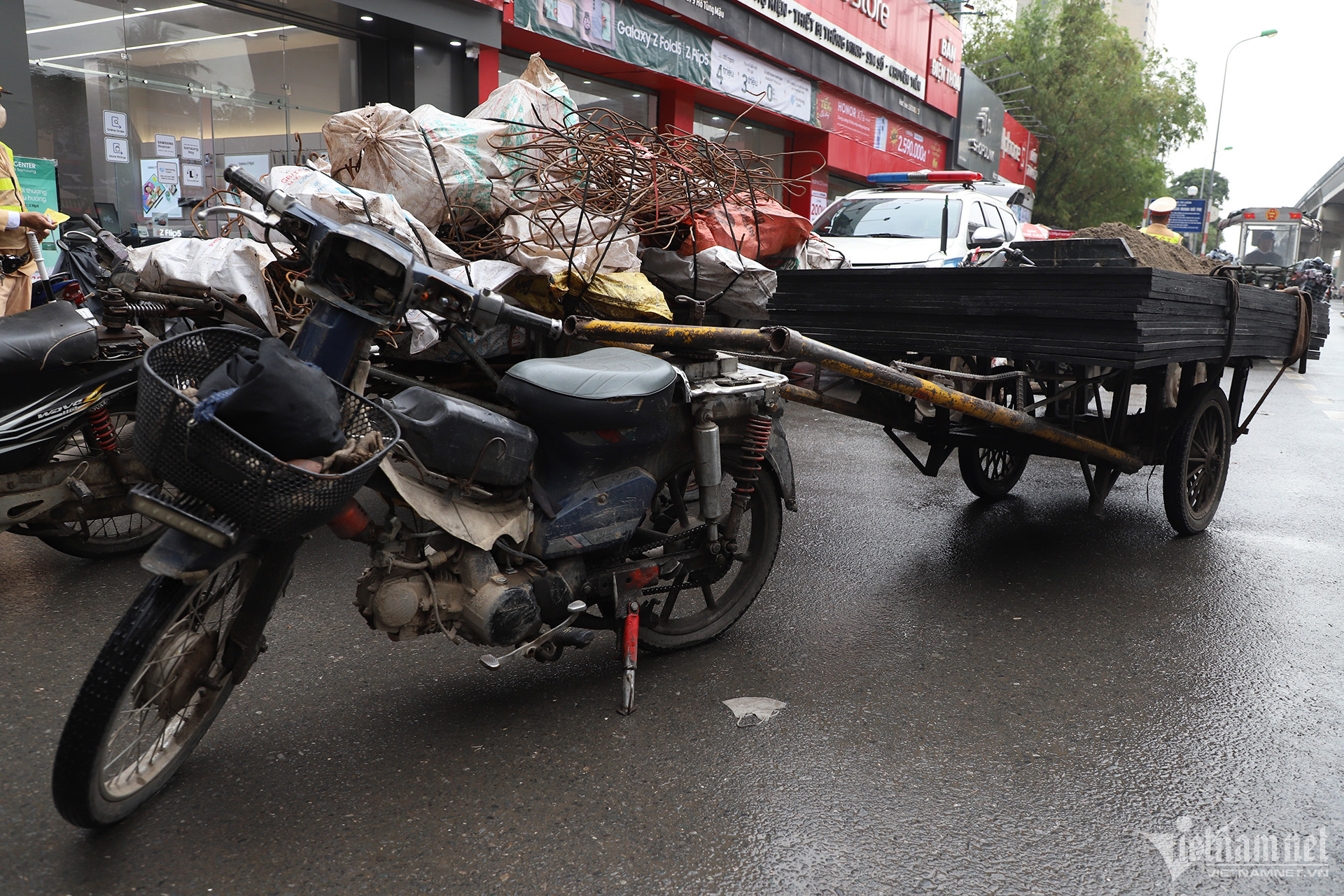 Chiếc xe mà anh Nguyễn Văn Thơ dùng để chở tấm gỗ công nghiệp