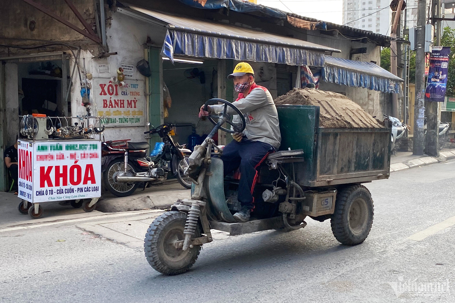 Xe công nông chở cát trên đường Yên Xá (Thanh Trì, Hà Nội)