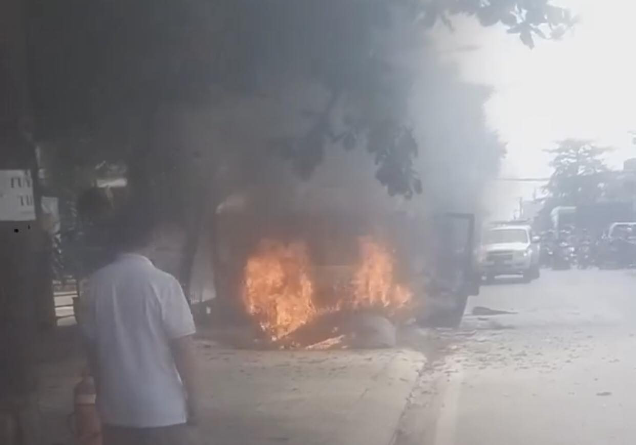 Ô tô bốc cháy ngùn ngụt. Ảnh: NH.