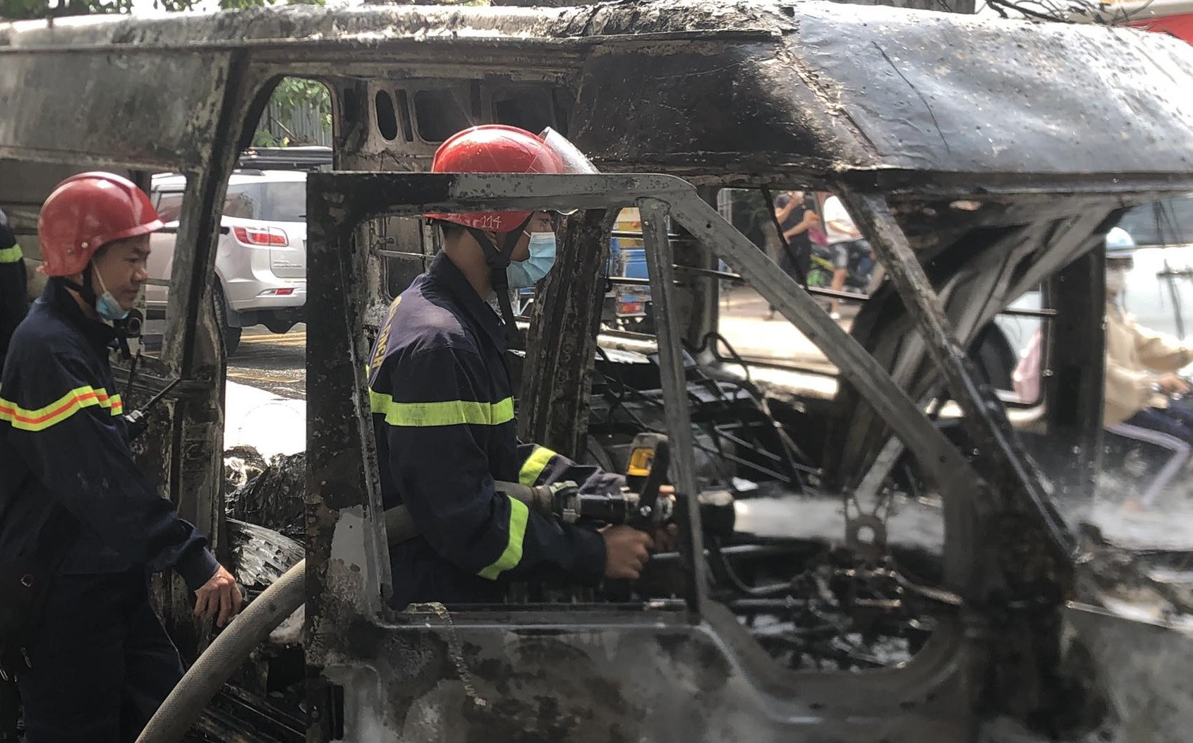 Cảnh sát PCCC khống chế đám cháy. Ảnh: NH