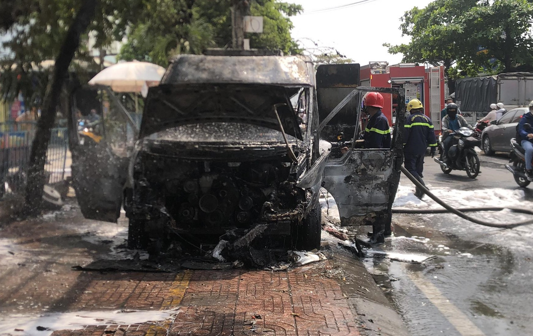 Tuy nhiên, sau đó ô tô 16 chỗ đã bị thiêu rụi. Ảnh: NH