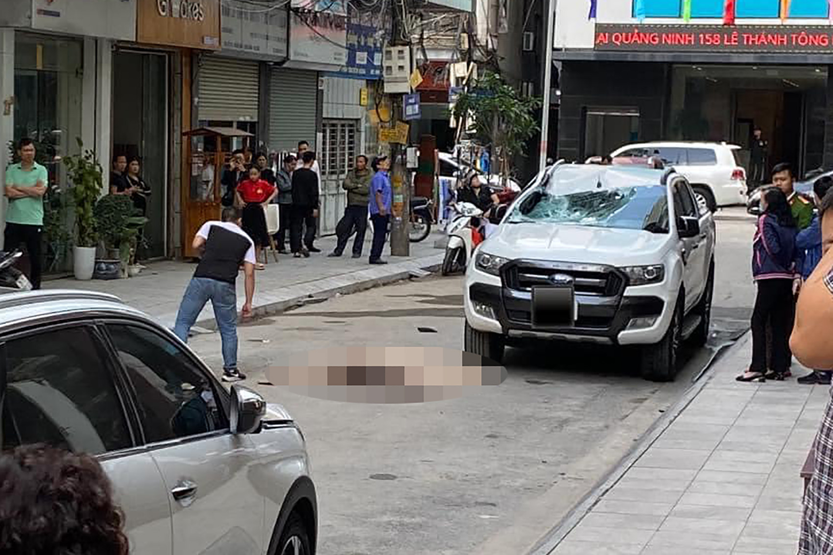 Hiện trường vụ việc, ô tô bị vỡ phần kính lái (Ảnh: A.C)