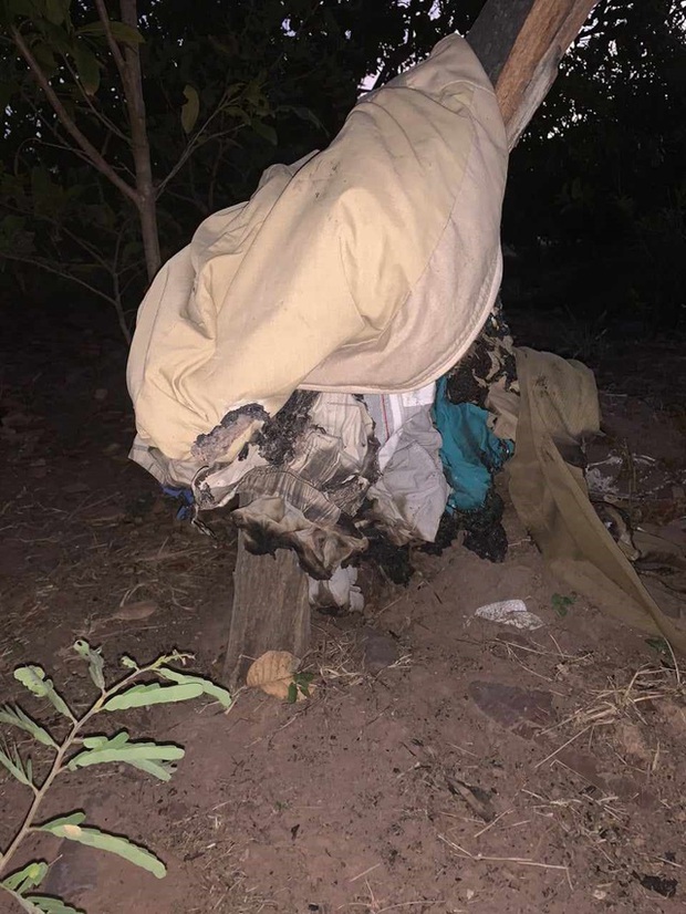 Một số quần áo trong chòi rẫy bị cháy