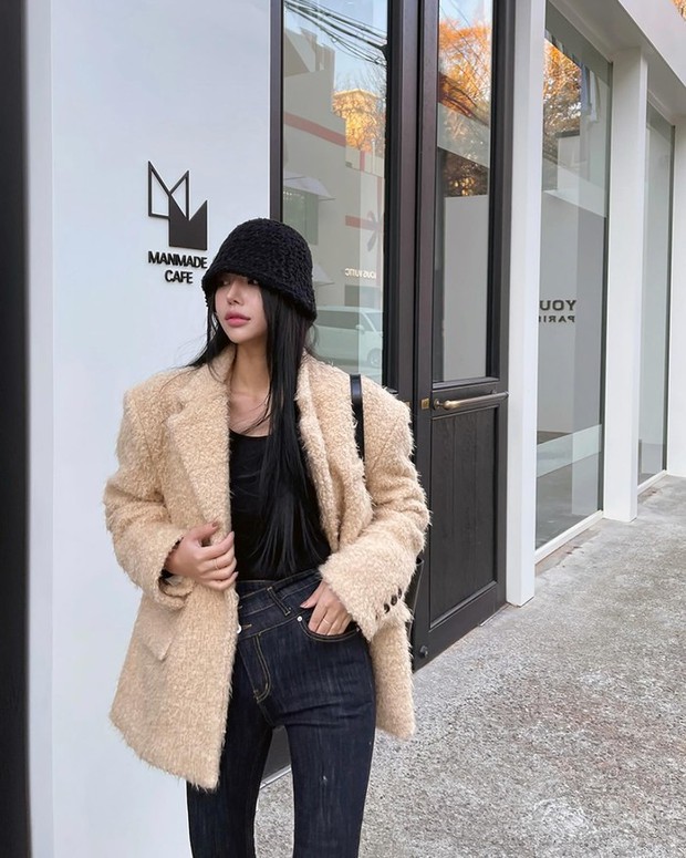 Blazer lông cũng là một lựa chọn mới mẻ cho những ai không thích áo khoác lông truyền thống nhưng để thêm phần cá tính, bạn nhớ chọn dáng oversized độn vai chút nhẹ nhé!