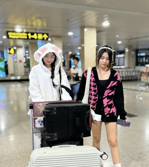 2 chị em Lọ Lem và Hạt Dẻ rất thân thiết, luôn gắn bó cùng nhau trong mọi hoạt động