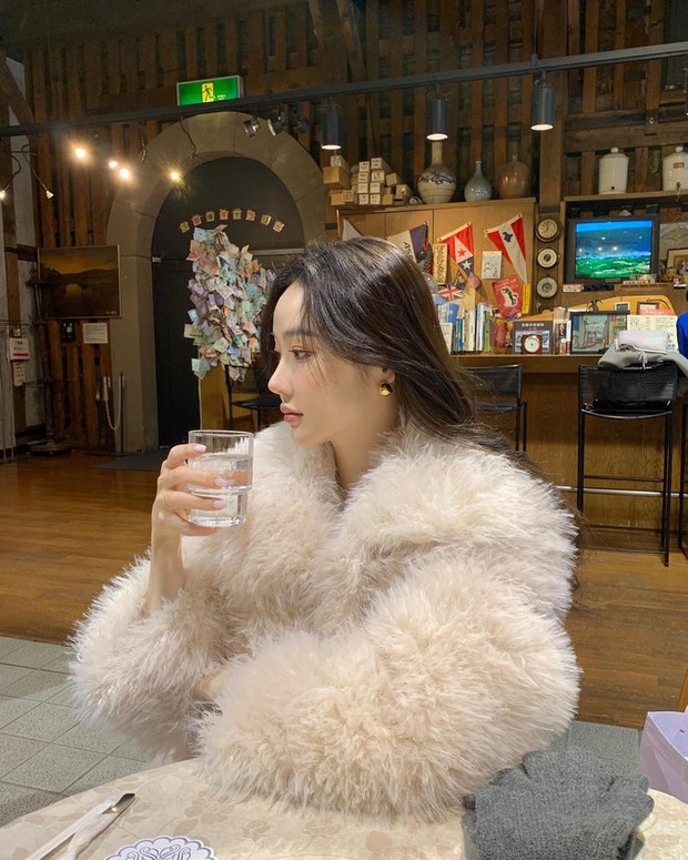 Áo lông trắng kem khi phối cùng phụ kiện ánh vàng sẽ tăng thêm độ sanh chảnh cho người diện thêm vài lần. Để không sến sẩm khi diện combo này, bạn hãy chọn các tông makeup nhẹ nhàng, thiên pastel nhé