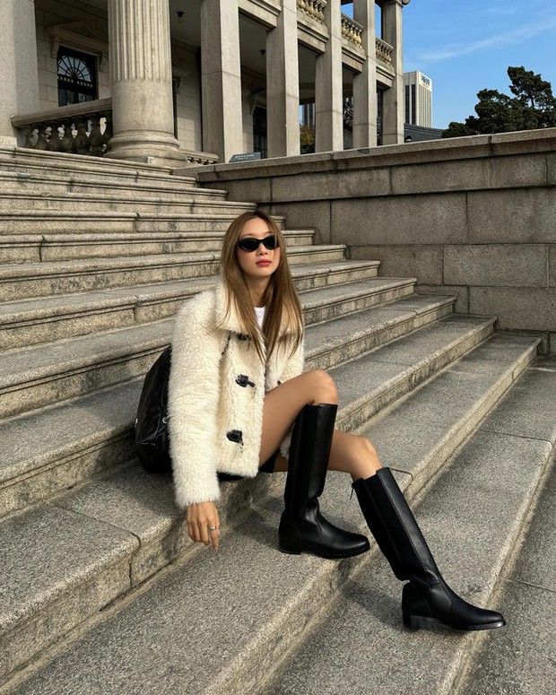 Áo lông và boot cao ngang bắp chân cũng là combo cool hết chỗ nói. Với set này thì bạn cứ chọn các item trắng/đen là được